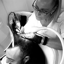 lesley atkinson applying scalp micro pigmentation